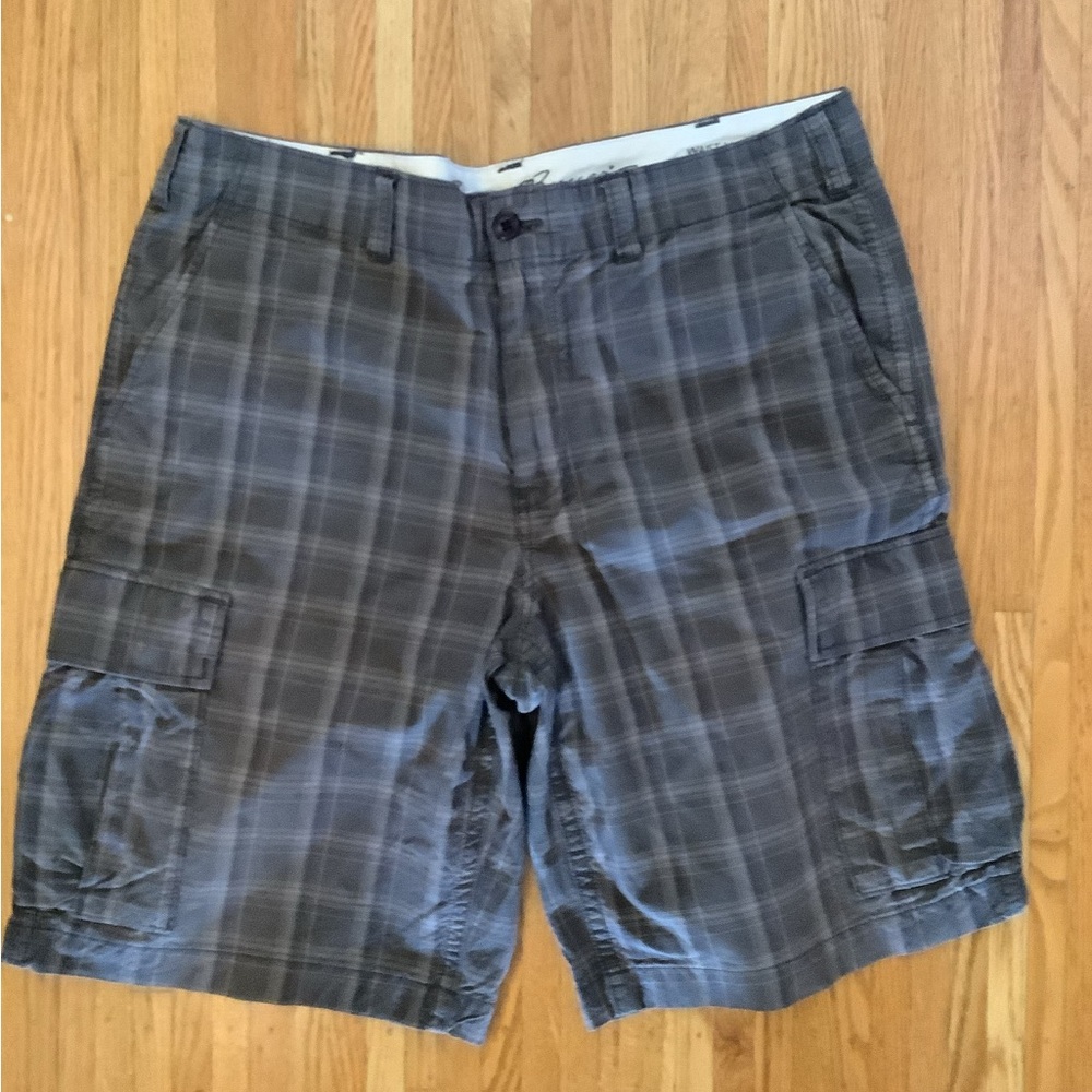 EDDIE BAUER, Cargo Shorts, Grey Army Green, Plaid, Legend Wash. Size 38